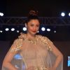 Daisy Shah walks the ramp at HTC Fashion Show 2016