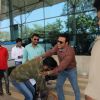 Airport Spotting: Guess Suniel Shetty Seeks Blessings from Gulshan Grover!