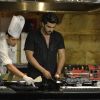 Arjun Kapoor Cooks an Omelet for Kareena Kapoor!