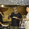 R Balki Tastes the omelet made by Arjun Kapoor while Kareena gives a look!