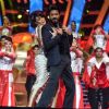 Shah Rukh Khan Performs at TOIFA Awards