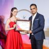 Evelyn Sharma : Evelyn Sharma presents Times Retail Icon Award to Mayank Lalpuria