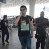 Airport Spotting: Arjun Kapoor on the phone!
