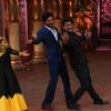 Strike a pose! : Shah Rukh Khan Promotes 'Fan' on 'Comedy Nights Bachao!
