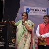 Asha Bhosle performs at Dinanath Mangeshkar Award