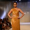 Sonam Kapoor walk the ramp in Golden at The Pernia Qureshi Show!