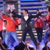 Shah Rukh Khan : King Khan shaking a leg with the contestants of Music ka Mahamuqqabala