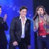 Shreya Ghoshal : Sharukh Khan & Karan Johar cheering for Shreya Ghoshal at Music ka Maha Muqqabla