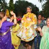 Veteran actress Dimple Kapadia Performs 'Ganesh Visarjan'