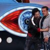 Salman Khan : Weekend ka Vaar: Varun Dhwana Hugs Salman Khan on the BB 12 Stage