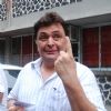 Rishi Kapoor pose after casting his votes today for Maharashtra Elections