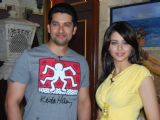 Aamna Sharif and Aftab Shivdasani posing for the shutterbugs on the sets of the "Aao Wish Karein"