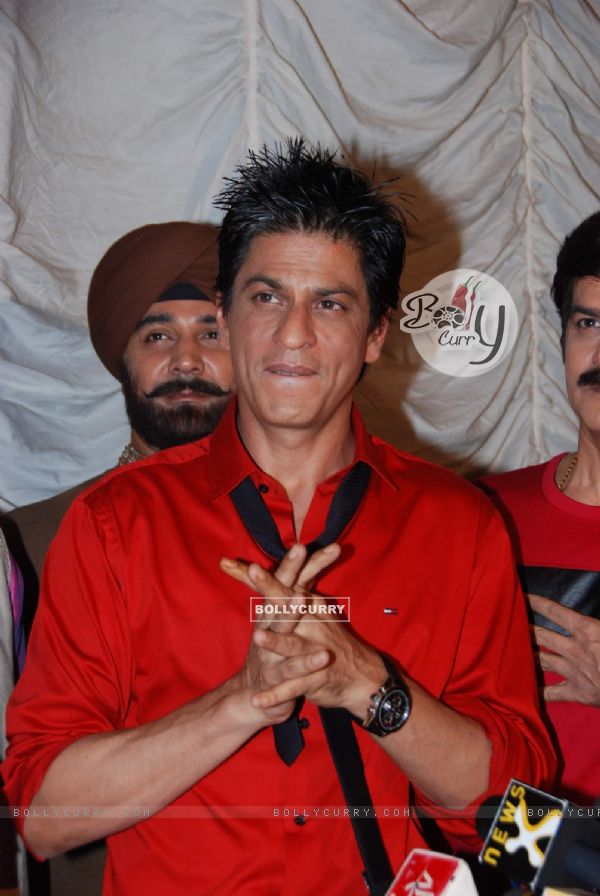 Shah Rukh Khan with Khichdi team (100019)