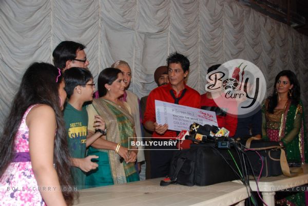 Shah Rukh Khan with Khichdi team (100021)