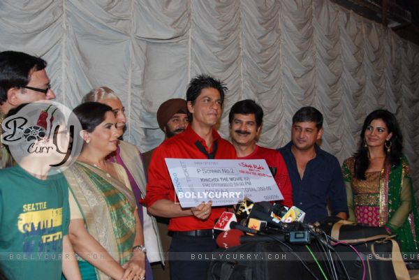 Shah Rukh Khan with Khichdi team (100022)