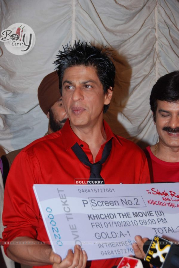 Shah Rukh Khan with Khichdi team (100023)