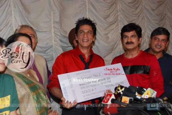 Shah Rukh Khan with Khichdi team (100026)