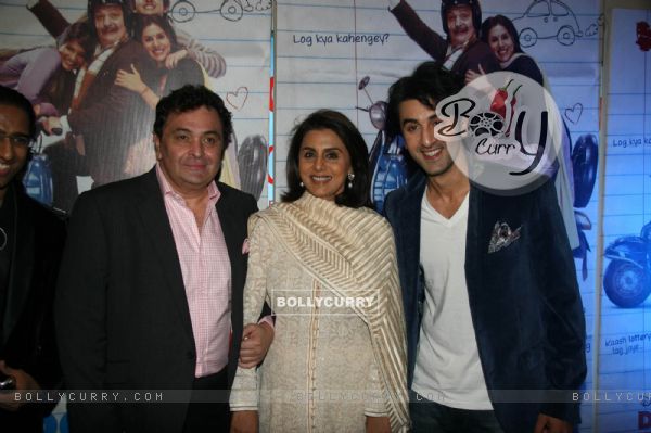 Rishi Kapoor, Neetu Kapoor and Ranbir Kapoor at Do Dooni Chaar premiere (100618)