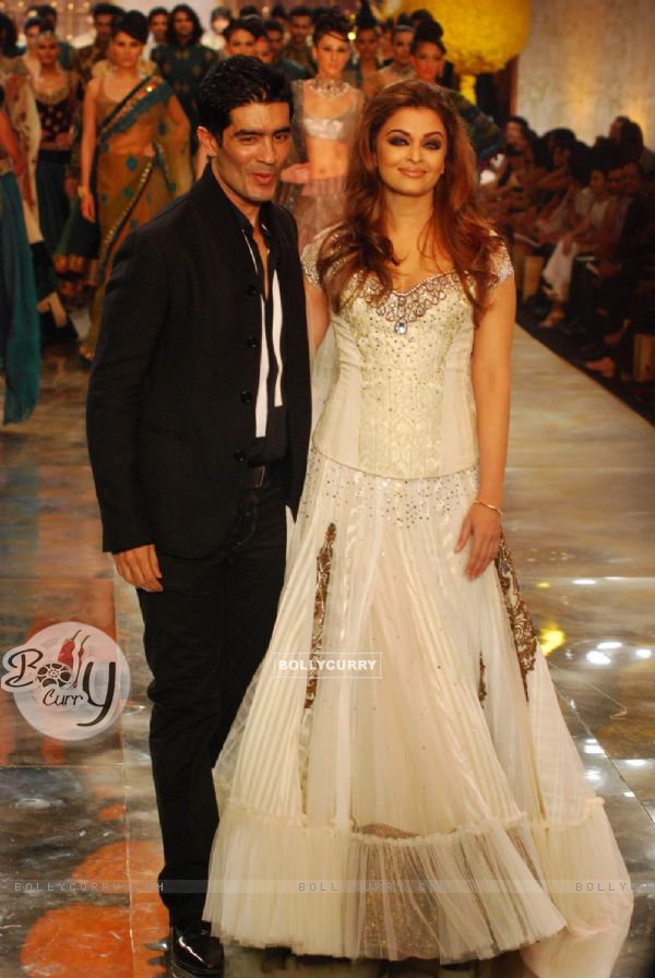 Aishwarya Rai showcasing on ramp for Manish Malhotra on day 1 of HDIL