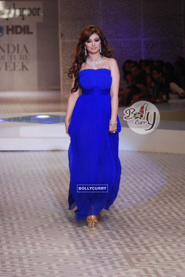 Ayesha Takia walks for Maheep Kapoor Show at HDIL India Couture Week 2010 Day 2