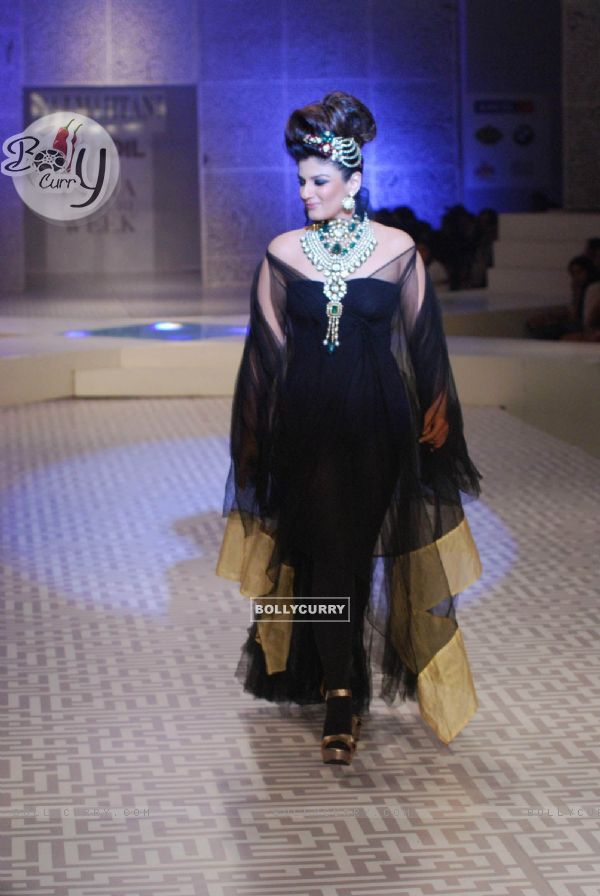 Raveena Tandon walks for Raj Mahtani Jewellery at HDIL India Couture Week 2010 Day 2