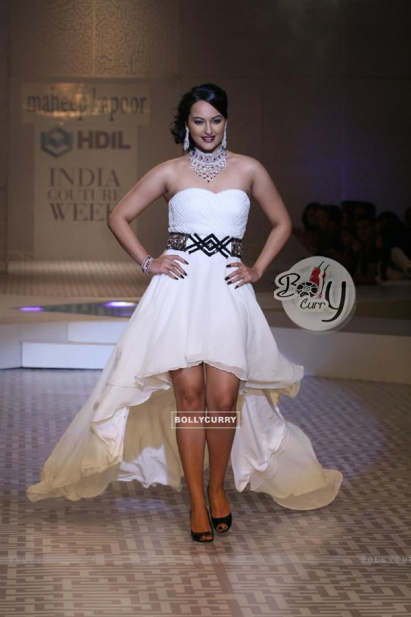 Sonakshi Sinha walks for Maheep Kapoor Show at HDIL India Couture Week 2010