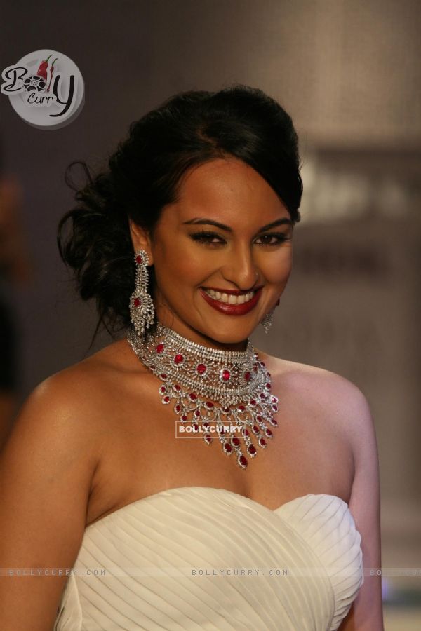 Sonakshi Sinha walks for Maheep Kapoor Show at HDIL India Couture Week 2010
