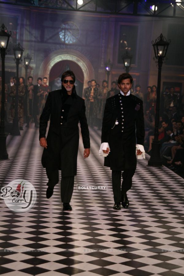 Amitabh Bachchan and Hrithik Roshan at HDIL India Couture Week 2010