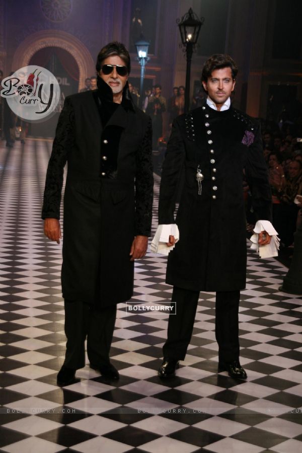 Amitabh Bachchan and Hrithik Roshan at HDIL India Couture Week 2010
