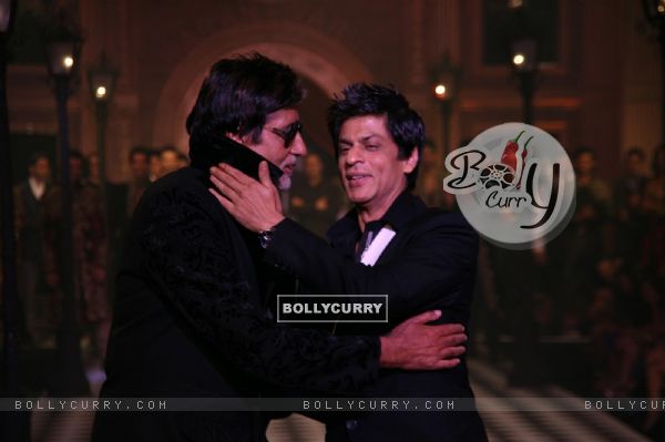 Amitabh Bachchan and Shahrukh Khan at HDIL India Couture Week 2010