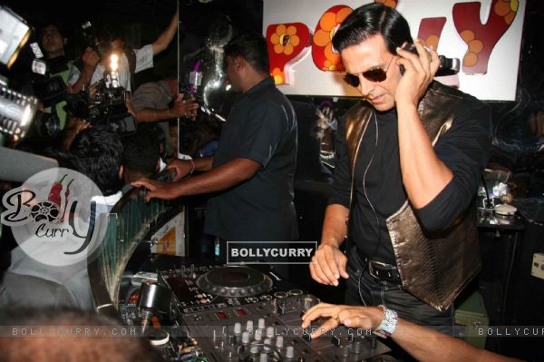 Akshay Kumar turns DJ to promote his film "Action Replayy" at Plollyesters (101047)
