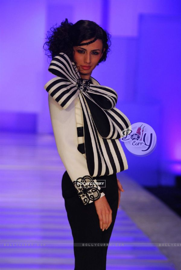 Model walks the ramp for Shahab Durazi at HDIL India Couture Week 2010