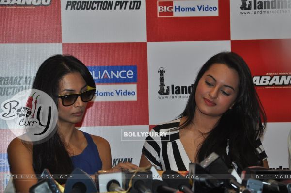 Sonakshi Sinha and Malaika Arora Khan at DVD launch of the movie Dabangg