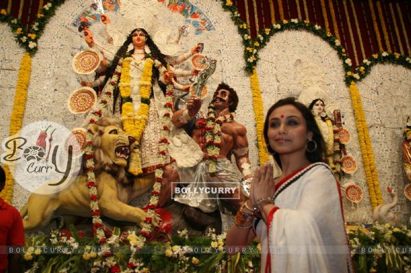 Rani Mukherjee at Durga puja at Santacruz