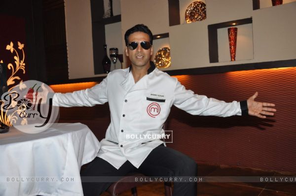 Akshay Kumar show the set of Amul Master Chef at Film City