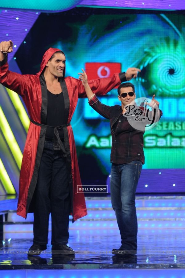 Salman and WWE Superstar The Great Khali doing bangra