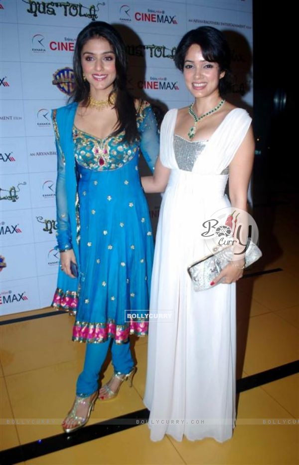 Aarti Chhabria and Vidya Malvade at Premiere of Dus Tola at Cinemax, Mumbai (103036)