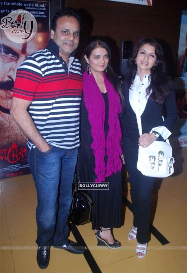 Bhagyashree Patwardhan and Sheeba Akashdeep at Premiere of Dus Tola at Cinemax, Mumbai (103039)