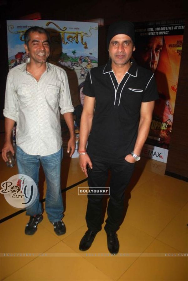 Manoj Bajpai and Asif Basra at Premiere of Dus Tola at Cinemax, Mumbai (103044)