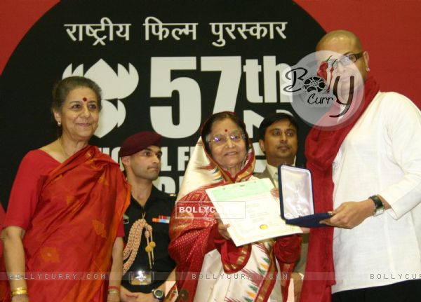 President Pratibha Patil presenting the  the Best Direction award to Rituparno Ghosh for his film