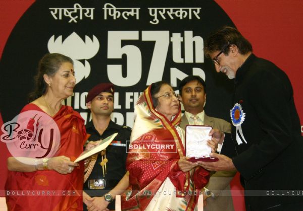 President Pratibha Patil presents the Best Actor award to Amitabh Bachchan for Paa at the 57th National Films Awards, also in picture as I & B Minister Ambika Soni , in New Delhi on Friday 22 Oct 2010