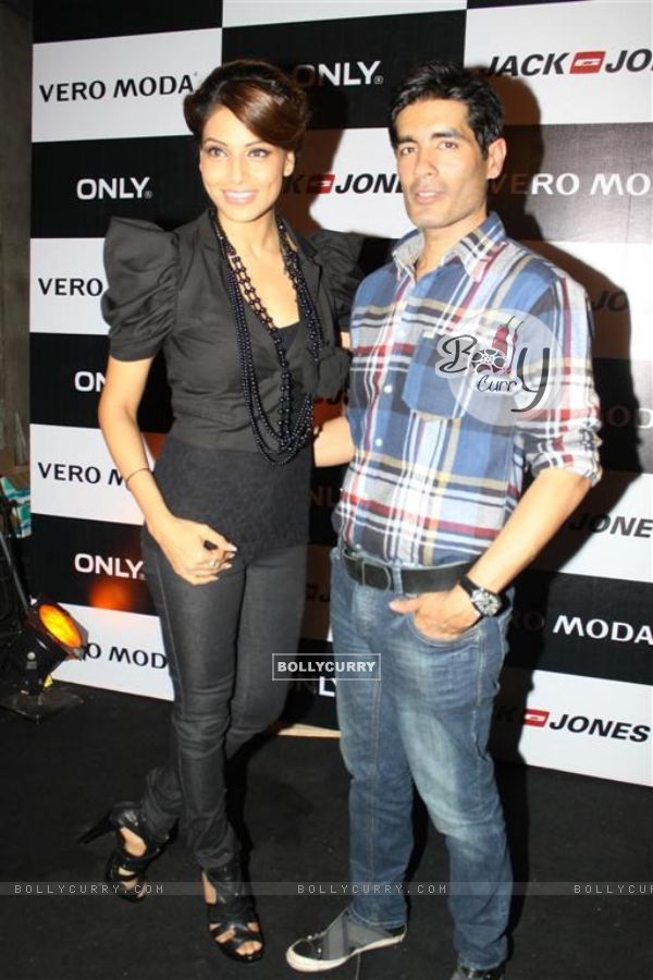 Bipasha Basu and Manish Malhotra at Vero Moda model auditions