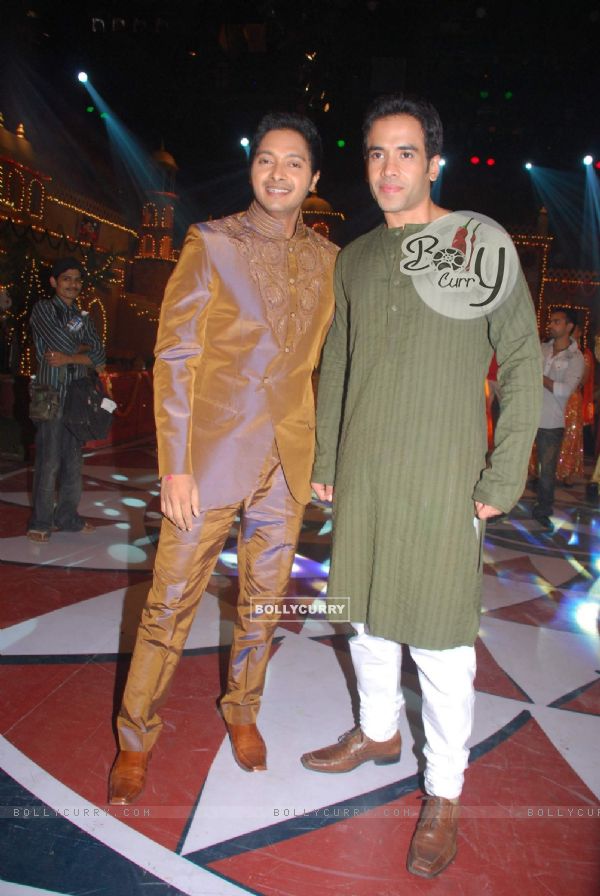 Shreyas Talpade and Tusshar Kapoor on the sets of Colors Diwali show (104022)