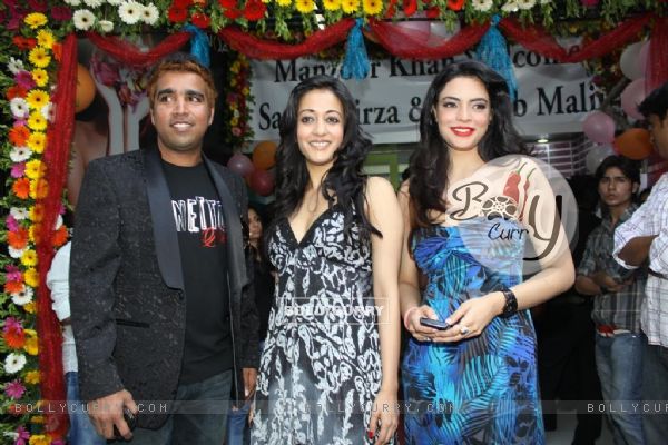 Raima Sen at Manzoor Khan make-up lounge launch at Malad