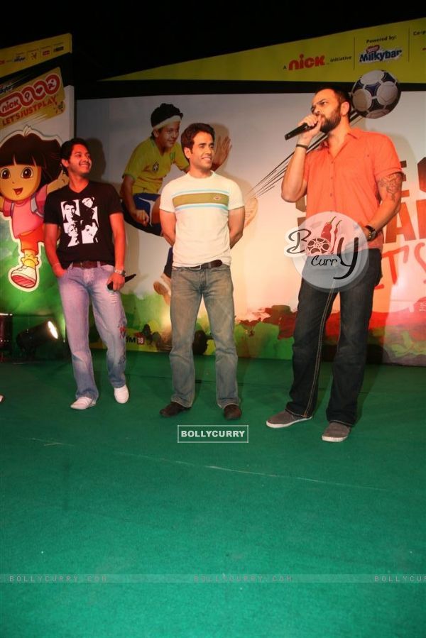 The Golmaal 3 cast and crew supports Nick Let's Just Play (105112)