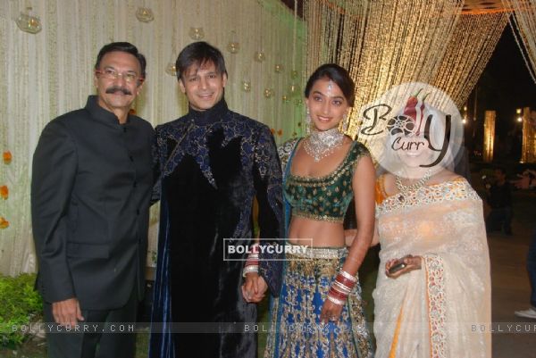 Vivek Oberoi with his new wife along with Dad and Mom