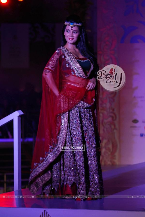 Geeta Basra Walks for fashion designer Sonia Mehra at Aamby Valley Indian Bridal Week day 5