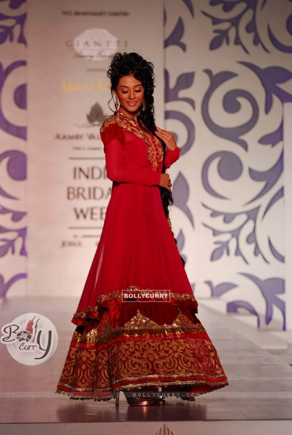 Amrita Rao Walks for fashion designer Archana Kochhar at Aamby Valley Indian Bridal Week day 5