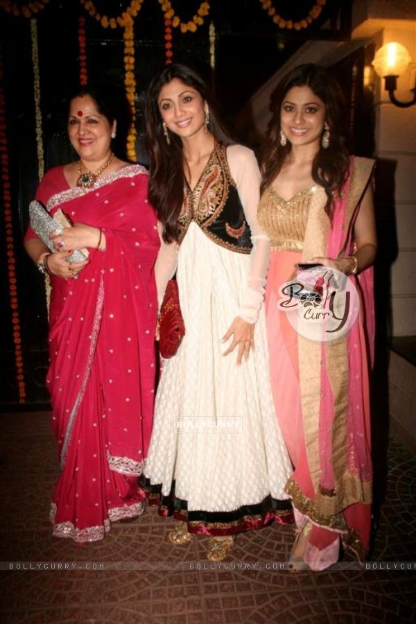 Shilpa Shetty and Shamita Shetty with her mother graces Ekta Kapoor's Diwali bash