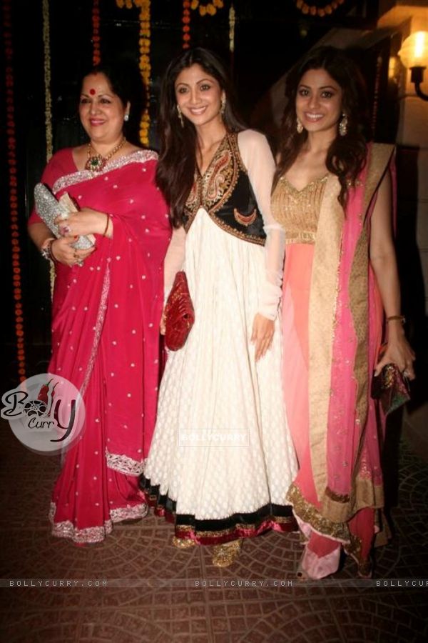 Shilpa Shetty and Shamita Shetty with her mother graces Ekta Kapoor's Diwali bash